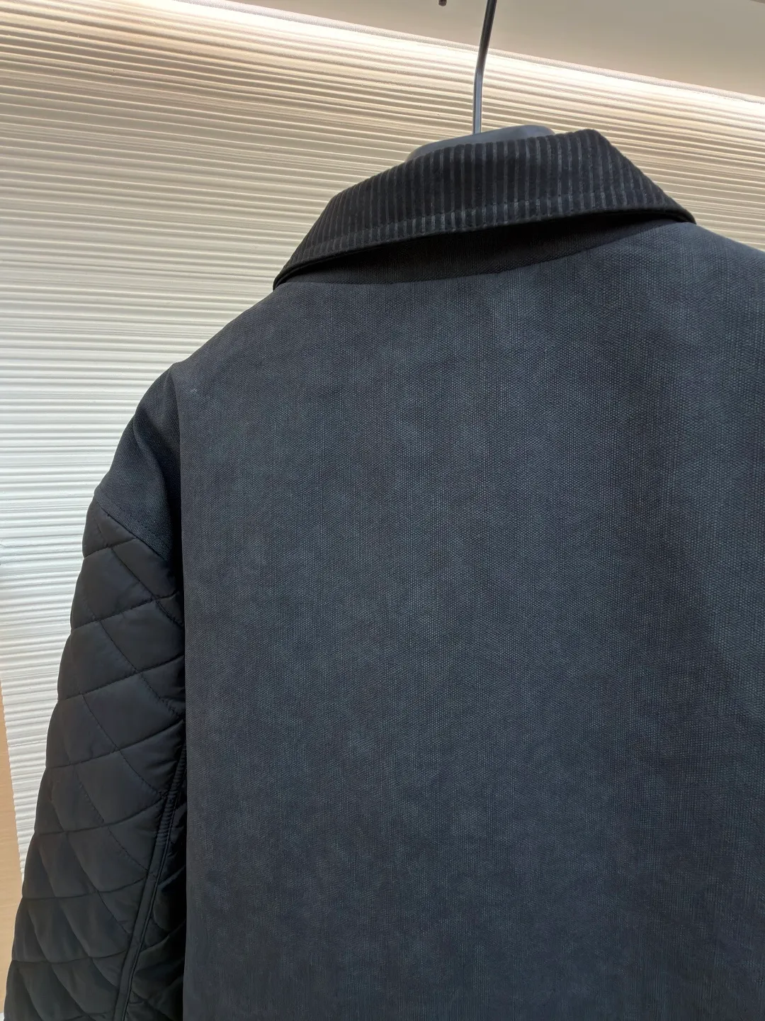 LOUIS VUITTON Nigo co-branded distressed tire cowhide rhombus quilted jacket ●Original version: purchased and developed by 38578 ●Item number: 1682253-B75 ●Fabric: cotton fabric ●Technology: distressed production ●Color: black ●Version: fitted version ●Weight: about 880 grams ●Size: 46-48-50-52 ●Description: Made of ZP custom dyed fabric The threads are dyed in the same cylinder with zero color difference. A full set of accessories are customized to differentiate from the market currency. Welcome to compare. The overall wiring is straight and delicate, the fabric is comfortable and soft, and the color is consistent without color difference. It can be matched with the same style to create a fashionable look and control various occasions. Customized accessories, complete with three standards, same style for men and women!